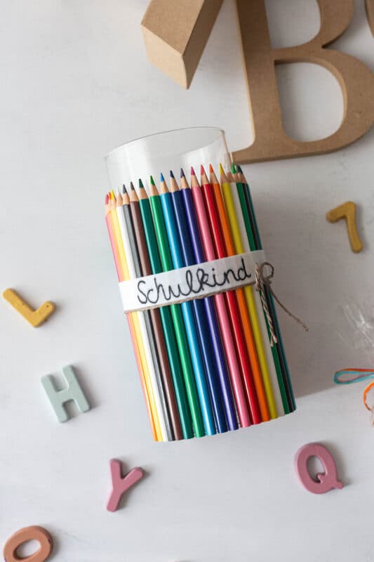 Einschulung Deko basteln: schnelle Tischdeko mit Buntstiften 15 15 Deko Einschulung basteln Vase mit Buntstiften 4