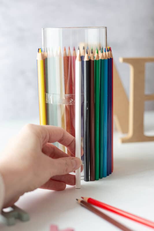 Einschulung Deko basteln: schnelle Tischdeko mit Buntstiften 12 12 Deko für den Schulanfang basteln mit Buntstiften