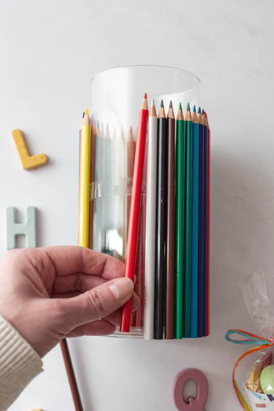 Einschulung Deko basteln: schnelle Tischdeko mit Buntstiften 11 11 Einschulungsdeko mit Buntstiften basteln