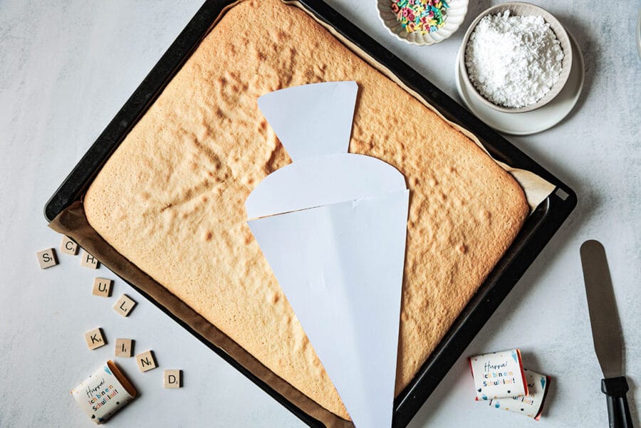 Kuchen Einschulung: Einfacher Schultüten Kuchen vom Blech mit kostenloser Vorlage 4 4 Schultütenkuchen aus einem Blechkuchen für die Einschulung backen