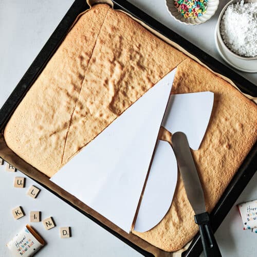 Kuchen Einschulung: Einfacher Schultüten Kuchen vom Blech mit kostenloser Vorlage 16 16 Blechkuchen für die Einschulung als Schultüte zuschneiden