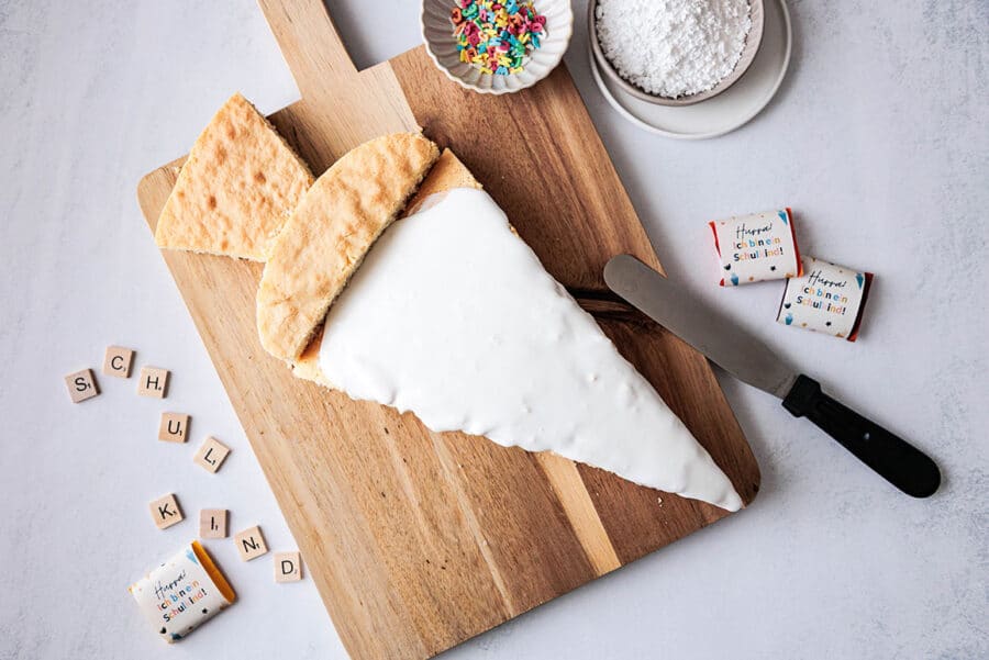 Kuchen Einschulung: Einfacher Schultüten Kuchen vom Blech mit kostenloser Vorlage 7 7 Schultüten-Kuchen mit Zuckerguss bestreichen