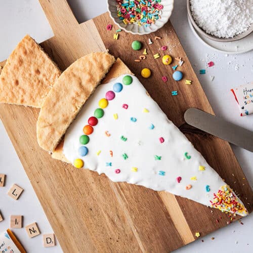 Kuchen Einschulung: Einfacher Schultüten Kuchen vom Blech mit kostenloser Vorlage 18 18 Schultütenkuchen mit Zuckerguss und bunten Buchstaben dekorieren