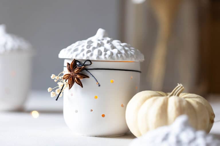 Herbstdeko basteln mit Raysin: Stimmungsvolle Eichel-Windlichter für gemütliche Herbstabende