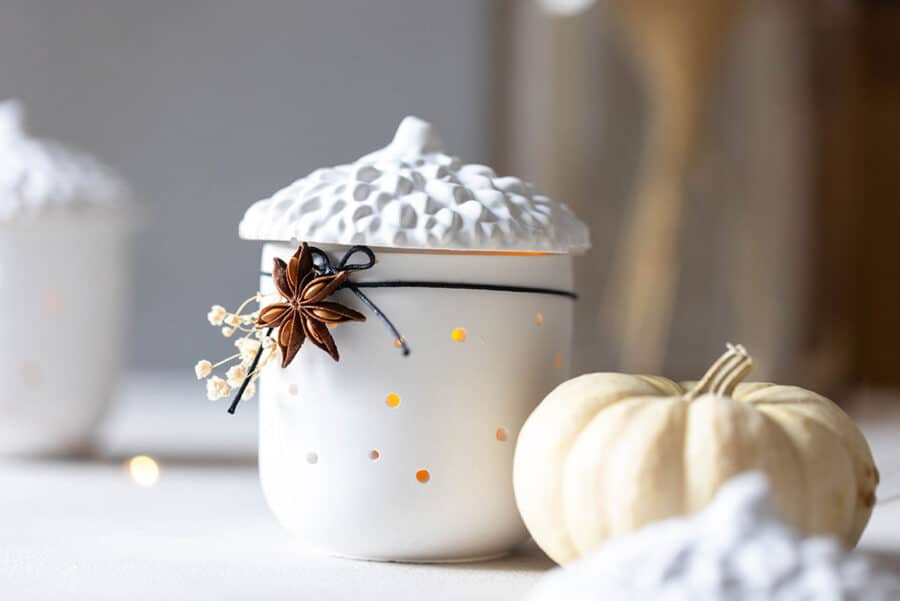 Herbstdeko basteln mit Raysin: Stimmungsvolle Eichel-Windlichter für gemütliche Herbstabende