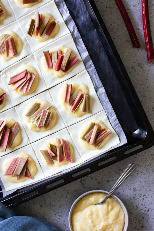 Rhabarber Rezept: Schnelle Rhabarber-Blätterteig-Tartelettes mit Vanillepudding 5 5 Blätterteig mit Rhabarber ist ein schnelles Rezept