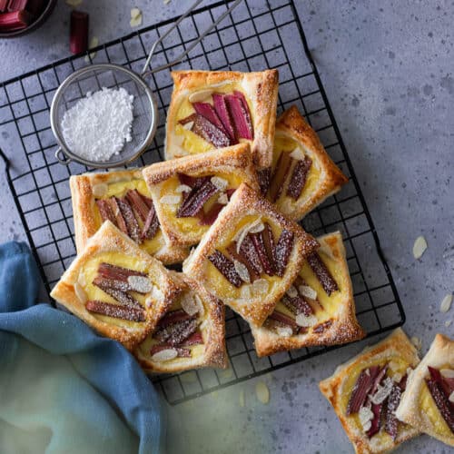 Rhabarber Rezept: Schnelle Rhabarber-Blätterteig-Tartelettes mit Vanillepudding 8 8 Rharbaber Blätterteig Tartelettes - einfaches und schnelles Gebäck