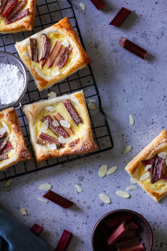 Rhabarber Rezept: Schnelle Rhabarber-Blätterteig-Tartelettes mit Vanillepudding 6 6 Rhabarber auf Blätterteig