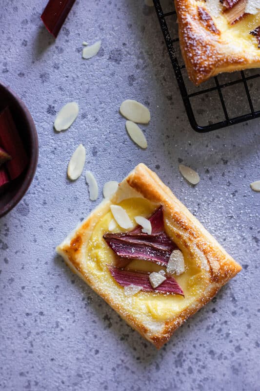 Rhabarber Rezept: Schnelle Rhabarber-Blätterteig-Tartelettes mit Vanillepudding 7 7 Rhabarber Rezept für ein leckeres Gebäck mit Blätterteig
