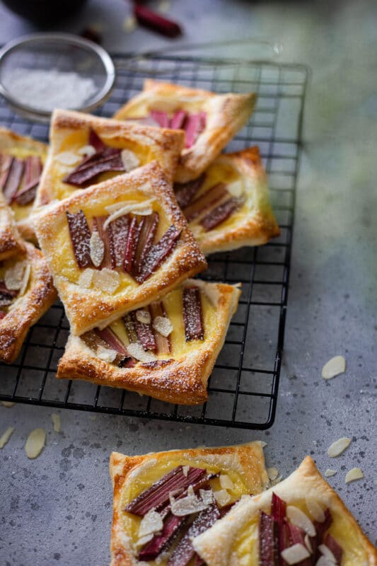 Rhabarber Rezept: Schnelle Rhabarber-Blätterteig-Tartelettes mit Vanillepudding 2 2 einfaches Rhabarber Rezept mit Blätterteig