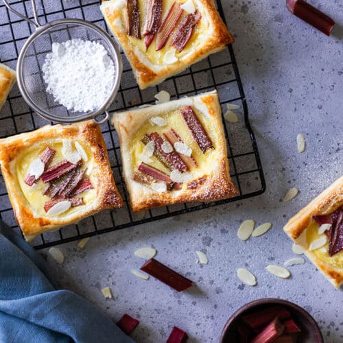 Rhabarber Rezept: Schnelle Rhabarber-Blätterteig-Tartelettes mit Vanillepudding 12 12 Rharbaber Blätterteig Tartelettes - einfaches und schnelles Gebäck