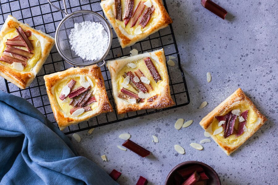 Rhabarber Rezept: Schnelle Rhabarber-Blätterteig-Tartelettes mit Vanillepudding 4 4 Rhabarber-Blätterteig-Tartelettes mit Vanillecreme