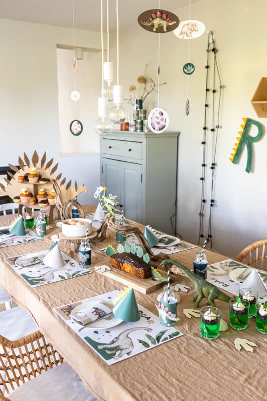 Dino Geburtstag Deko: Einfache Ideen zum Ausdrucken und Selbermachen 4 4 Dino Geburtstag Deko auf dem Tisch