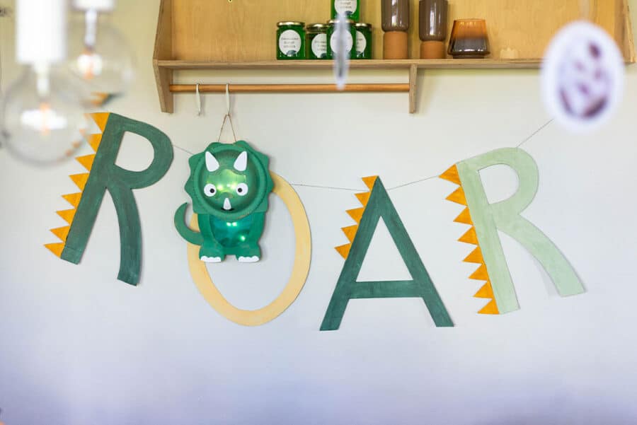 Dino Geburtstag Deko: Einfache Ideen zum Ausdrucken und Selbermachen 53 53 Dino Geburtstag Deko: „Roar“-Schriftzug