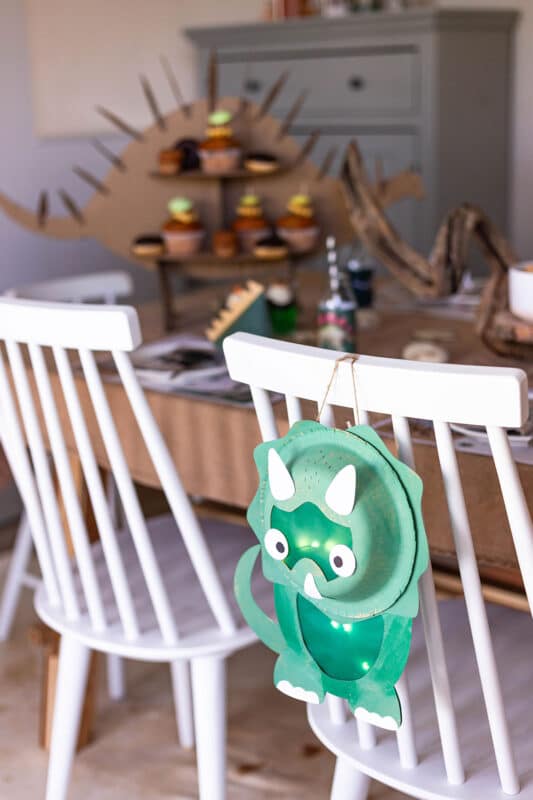 Dino Geburtstag Deko: Einfache Ideen zum Ausdrucken und Selbermachen 55 55 Deko für den Stuhl vom Geburtstagskind