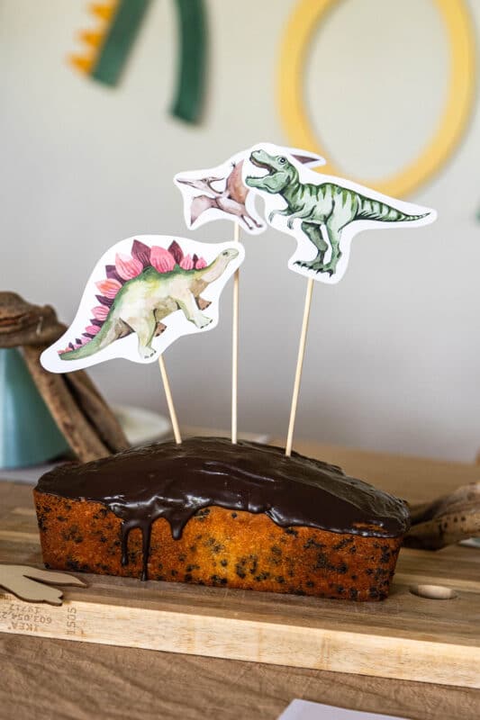 Dino Kuchen: einfaches Rezept, Schablone und Deko ohne Fondant 23 23 Dino Kuchenstecker