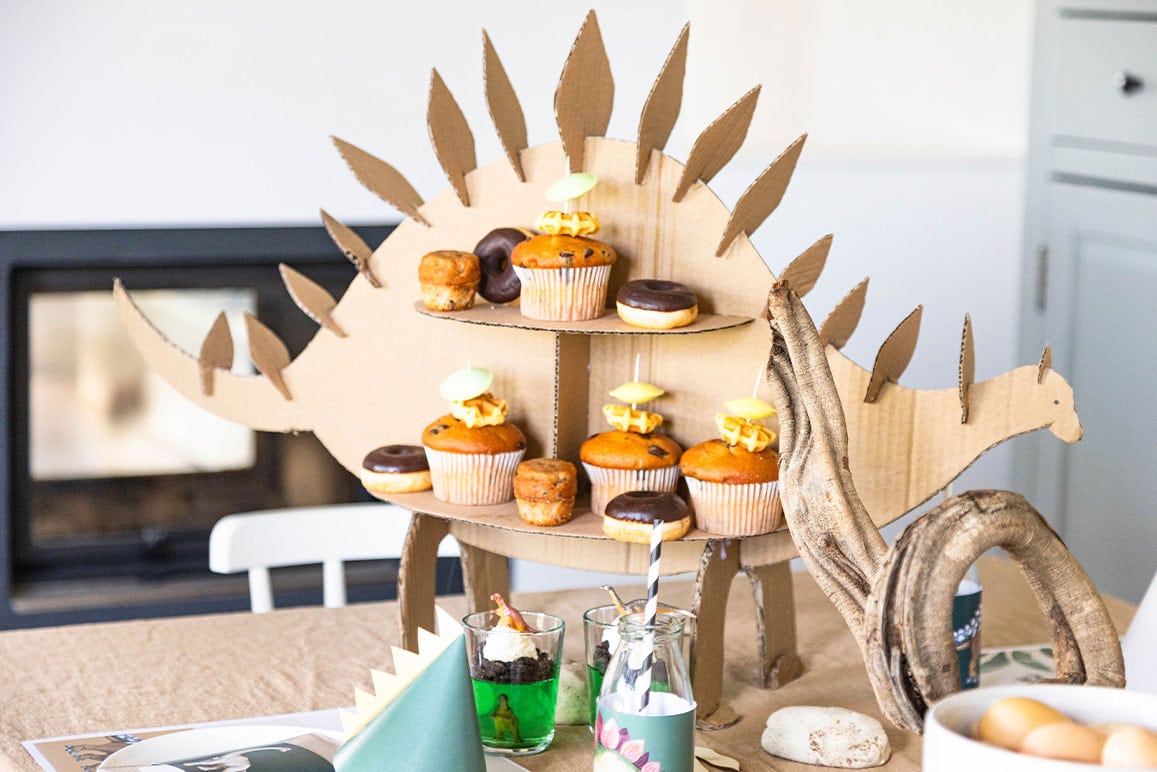 Dino Geburtstag: 25 einfache Ideen für Einladung, Deko, Spiele, Schatzsuche und Kuchen 21 21 Muffin Ständer auf dem Dino Geburtstag