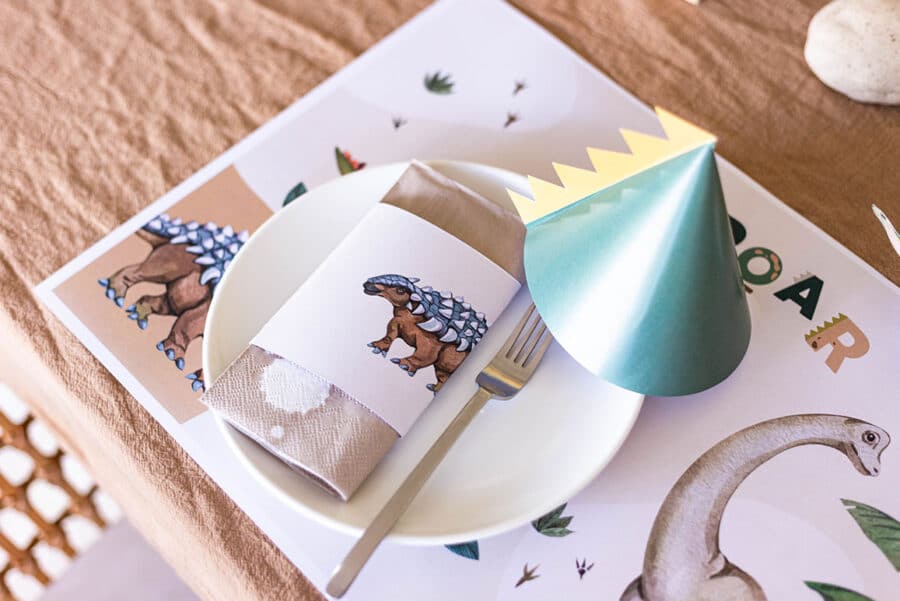 Dino Kuchen: einfaches Rezept, Schablone und Deko ohne Fondant 28 28 Platzdeko Dino Geburtstag zum Ausdrucken