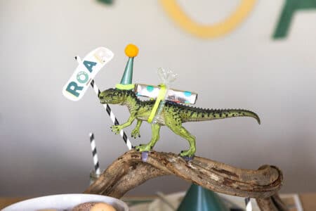 Dino Geburtstag: 25 einfache Ideen für Einladung, Deko, Spiele, Schatzsuche und Kuchen 7 7 Dino Geburtstag: 25 einfache Ideen für Einladung, Deko, Spiele, Schatzsuche und Kuchen