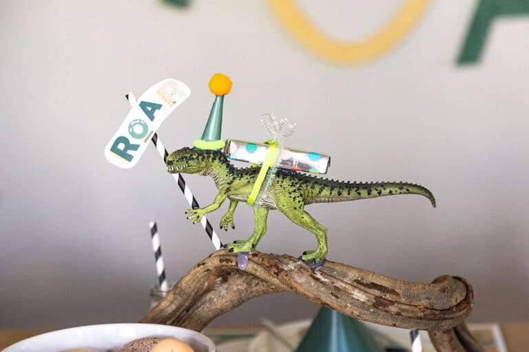 Dino Geburtstag: 25 einfache Ideen für Einladung, Deko, Spiele, Schatzsuche und Kuchen