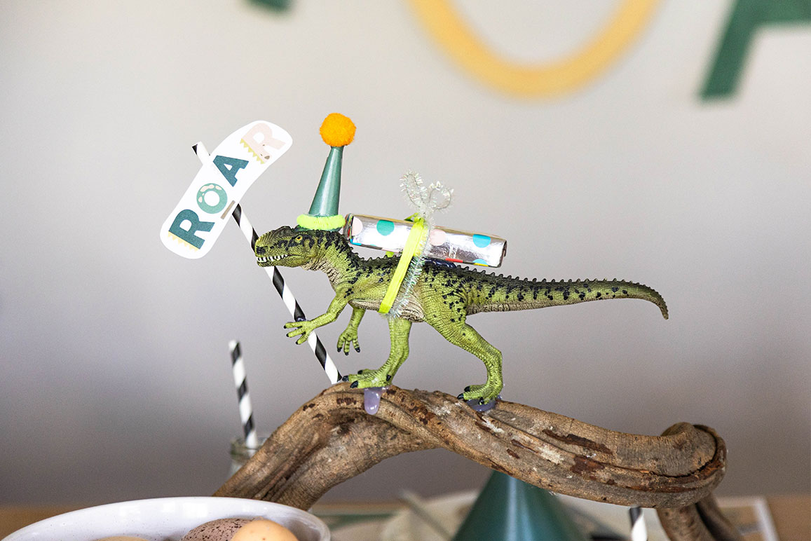 Dino Geburtstag: 25 einfache Ideen für Einladung, Deko, Spiele, Schatzsuche und Kuchen
