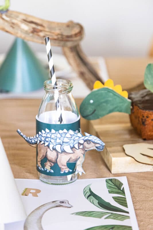 Dino Kuchen: einfaches Rezept, Schablone und Deko ohne Fondant 26 26 Tischdeko Dino Geburtstag