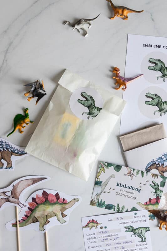 Dino Kuchen: einfaches Rezept, Schablone und Deko ohne Fondant 21 21 Dino Mitgebsel