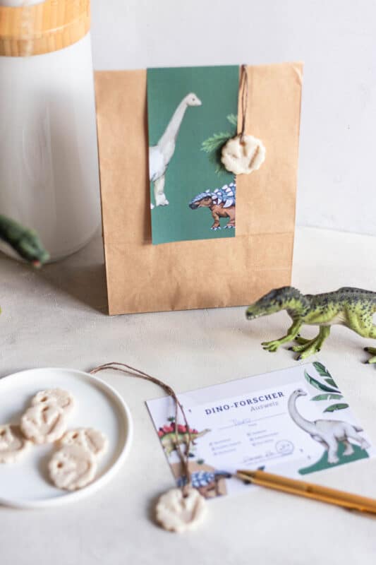 Dino Geburtstag Deko: Einfache Ideen zum Ausdrucken und Selbermachen 48 48 Dino Geburtstag Mitgebsel in Papiertüte