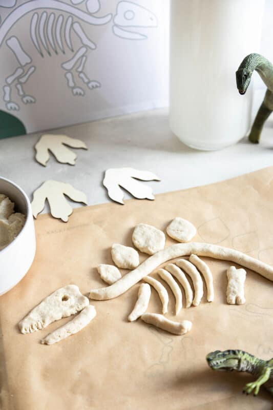 Dino Kuchen: einfaches Rezept, Schablone und Deko ohne Fondant 18 18 Dino Skelett aus Salzteig