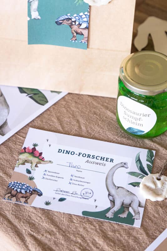 Dino Kuchen: einfaches Rezept, Schablone und Deko ohne Fondant 19 19 Dino Forscher Ausweis