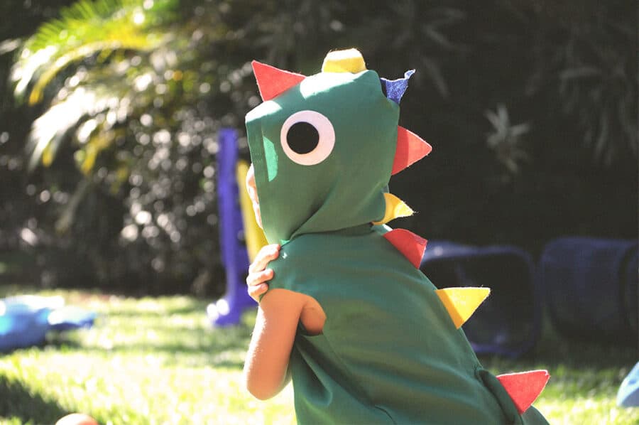 Dino Kuchen: einfaches Rezept, Schablone und Deko ohne Fondant 20 20 Dino Spiel auf dem Kindergeburtstag
