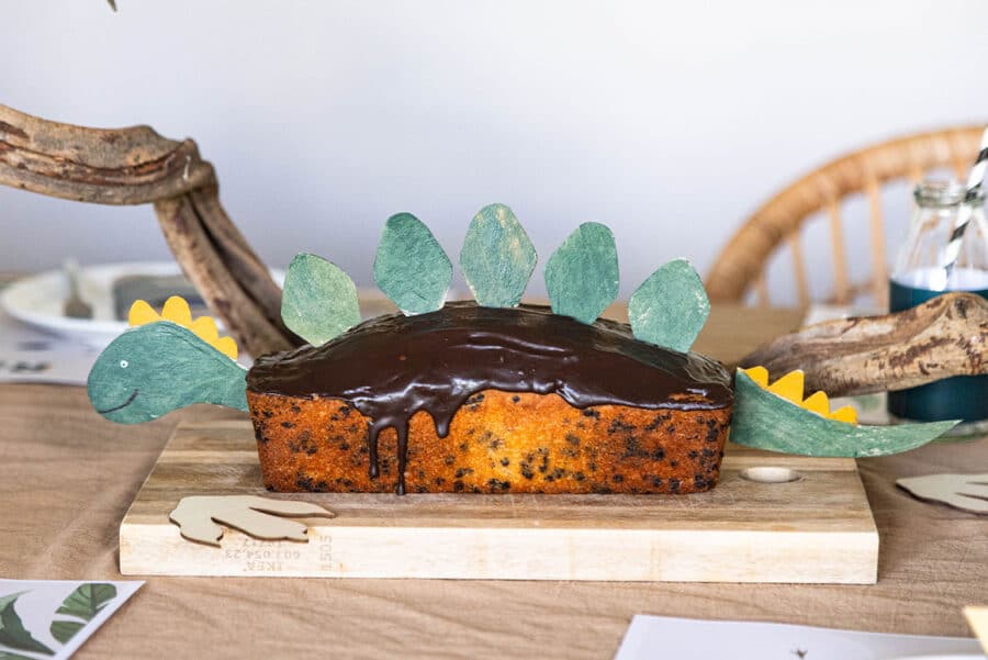 Dino Kuchen: einfaches Rezept, Schablone und Deko ohne Fondant 2 2 Dino Kuchen als einfacher Kastenkuchen auf dem Geburtstagstisch