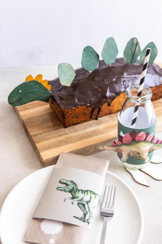 Dino Kuchen: einfaches Rezept, Schablone und Deko ohne Fondant 6 6 Dino Kuchen für den Kindergeburtstag