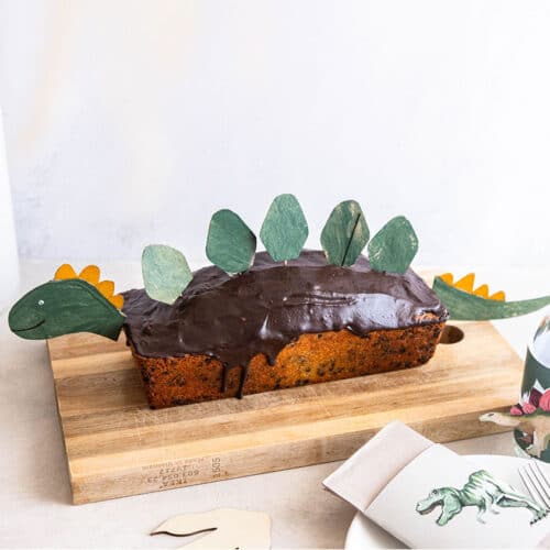 Dino Kuchen: einfaches Rezept, Schablone und Deko ohne Fondant 7 7 Dino Kuchen aus Kastenkuchen mit Schablone