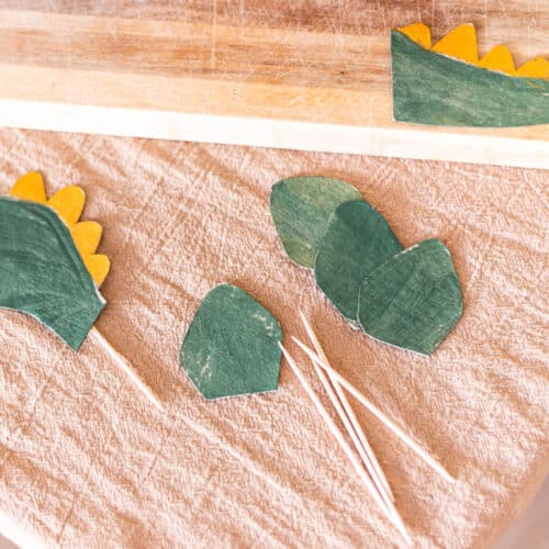Dino Kuchen: einfaches Rezept, Schablone und Deko ohne Fondant 12 12 Dino Kuchen dekorieren mit Schablone