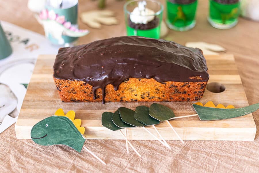 Dino Kuchen: einfaches Rezept, Schablone und Deko ohne Fondant 3 3 Kastenkuchen als Dino Kuchen mit Schablone dekorieren