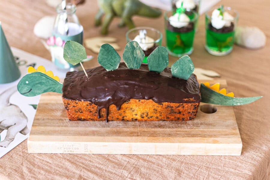Dino Kuchen: einfaches Rezept, Schablone und Deko ohne Fondant 4 4 Kastenkuchen als Dino Kuchen mit Kuchensteckern dekorieren