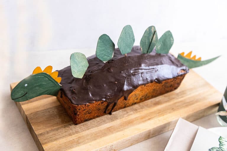 Dino Kuchen: einfaches Rezept, Schablone und Deko ohne Fondant
