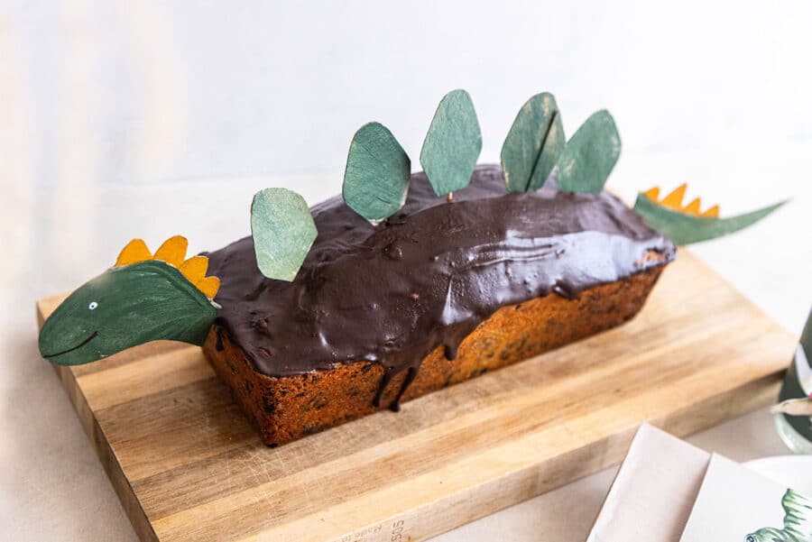 Dino Kuchen: einfaches Rezept, Schablone und Deko ohne Fondant