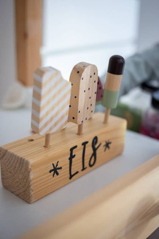 Kaufladen Zubehör: Ideen für Holzspielzeug und kreatives DIY Zubehör 10 10 Kaufladen Zubehör aus Holz: Eis Ständer