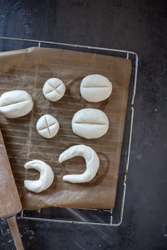 Kaufladen Zubehör: Ideen für Holzspielzeug und kreatives DIY Zubehör 19 19 Salzteig Brot für den Kaufladen als Zubehör