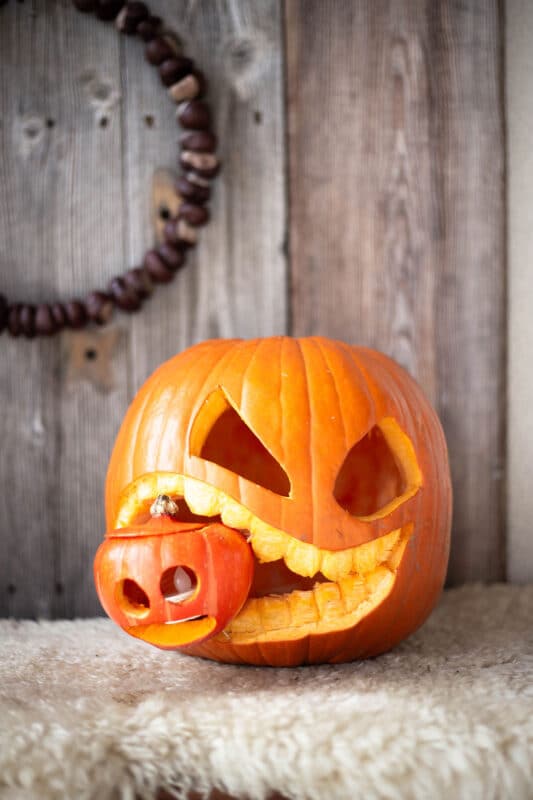 Kürbis schnitzen: coole Vorlagen für deine Halloween-Deko 1 1 Halloween Kürbis frisst Kürbis schnitzen