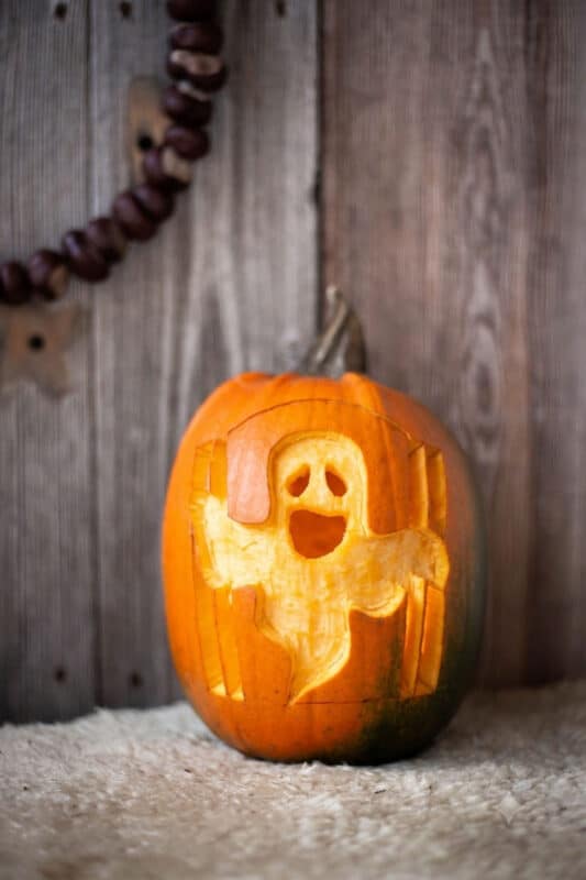 Kürbis schnitzen: coole Vorlagen für deine Halloween-Deko 13 13 Kürbis Laterne mit Gespenst für Halloween