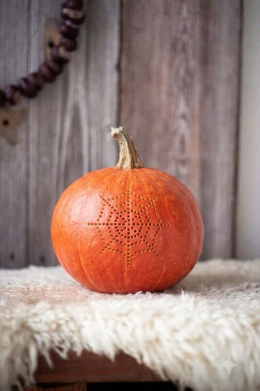 Kürbis schnitzen: coole Vorlagen für deine Halloween-Deko 18 18 Halloween Kürbis mit Lochmuster
