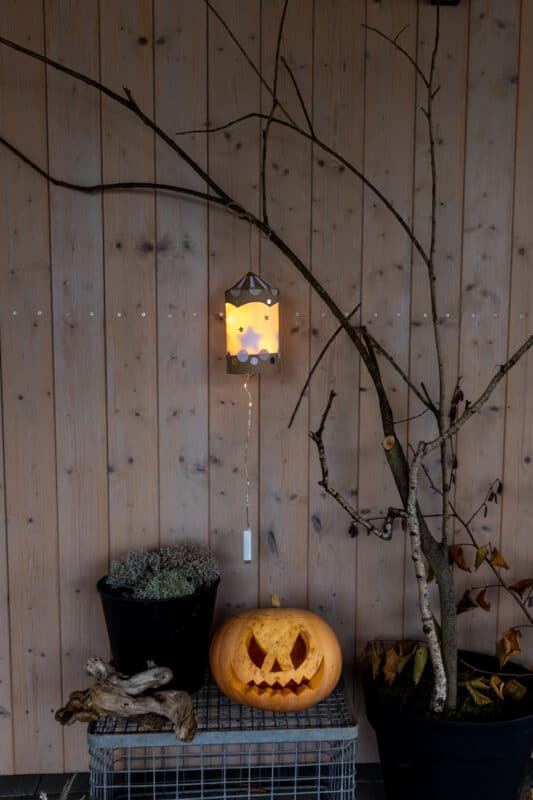 Kürbis schnitzen: coole Vorlagen für deine Halloween-Deko 19 19 Halloween Kürbis schnitzen als Deko vor der Haustür