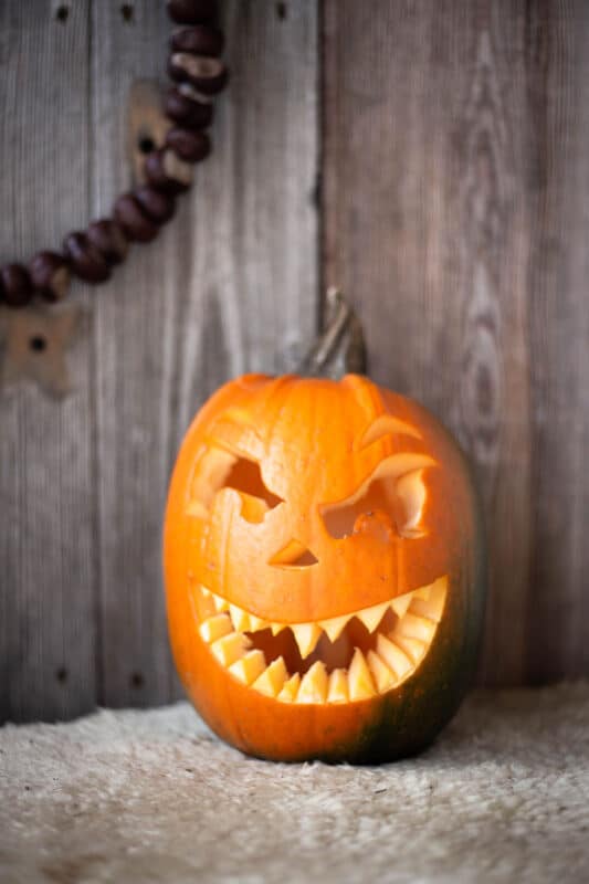 Kürbis schnitzen: coole Vorlagen für deine Halloween-Deko 2 2 Gruseligen Halloween Kürbis schnitzen
