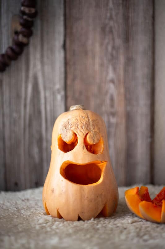 Kürbis schnitzen: coole Vorlagen für deine Halloween-Deko 14 14 Kürbisgesicht mit Vorlage einfach schnitzen