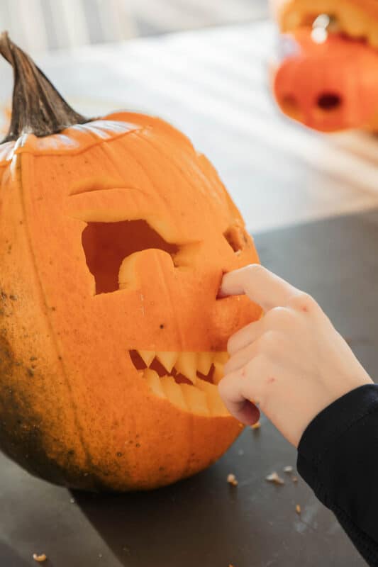 Kürbis schnitzen: coole Vorlagen für deine Halloween-Deko 11 11 Kürbis schnitzen und aushölen