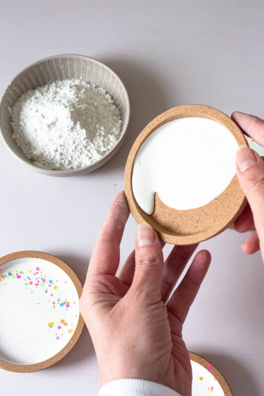 Korkuntersetzer mit Raysin selber machen – ein einfacher IKEA Hack für den Sommer 12 12 Korkuntersetzer mit Gießpulver ausfüllen