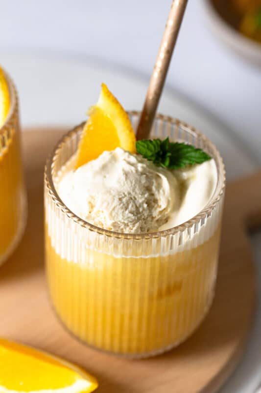 Sanfter Engel: Das cremige Sommergetränk mit Vanilleeis, das nach Urlaub schmeckt 2 2 Sanfter Engel im Glas mit einer Scheibe Orange und Minze